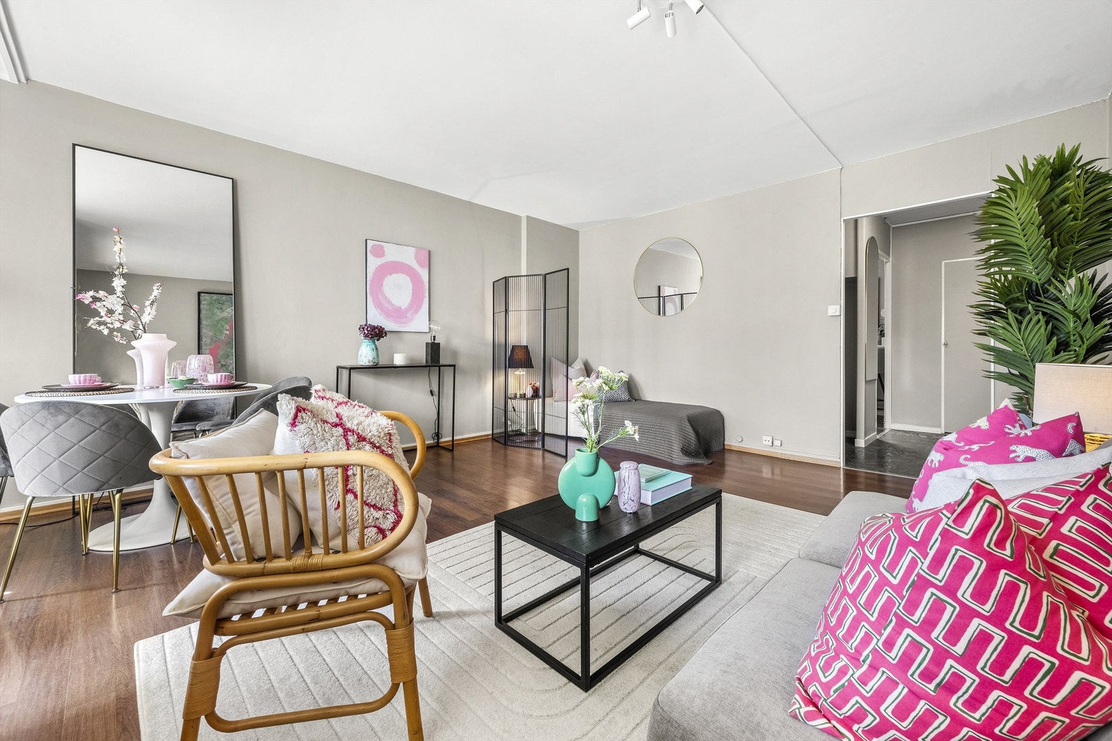 Det er flere som har flyttet kjøkkenet ut i stuen for å lage et soverom. Endringer i leiligheten må søkes om til styret. Se alternativ plantegning. Galleribilde