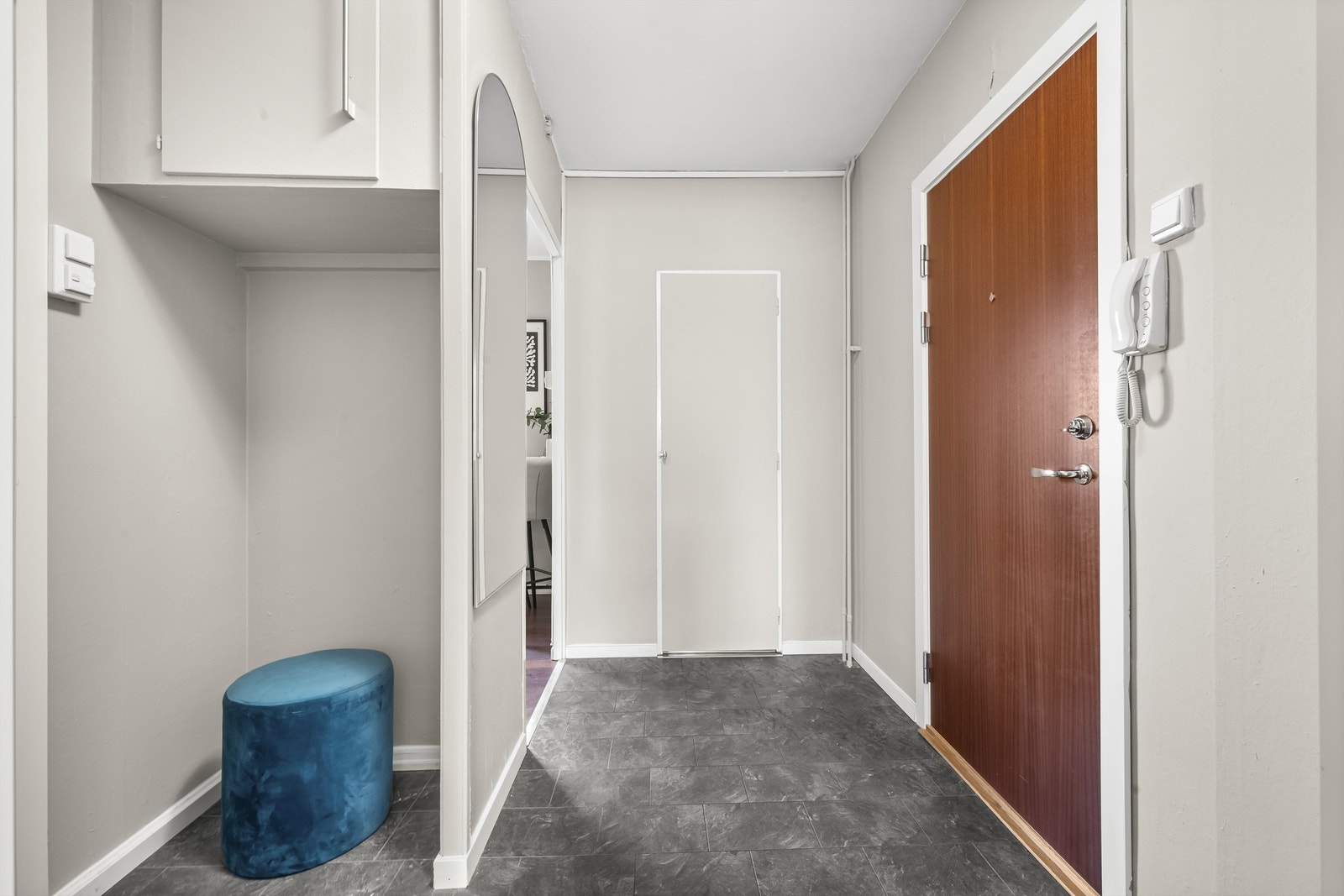 Fra entréen er det adgang til et praktisk omkledningsrom. Galleribilde