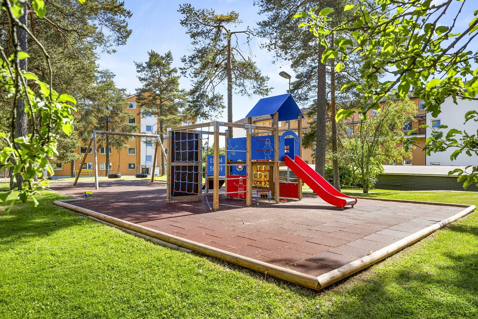 Borettslagets tomt er pent opparbeidet med blant annet asfalterte internveier, grøntarealer, diverse beplantning, busker, trær, sittegrupper og lekeareal for de minste. Galleribilde