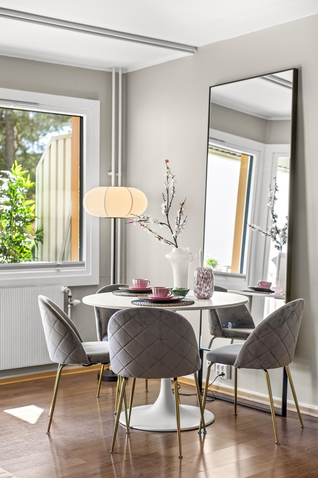 God plass til både sofagruppe og spisebord i stuen. Galleribilde