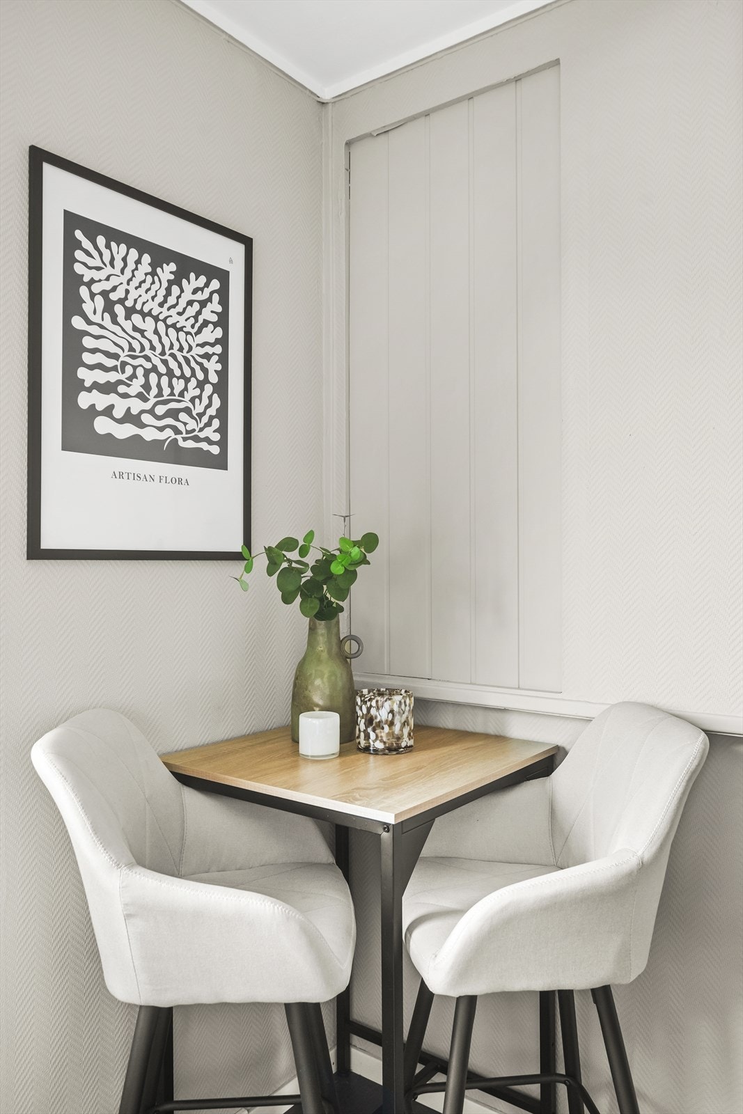 Plass til praktisk, lite kjøkkenbord. Galleribilde