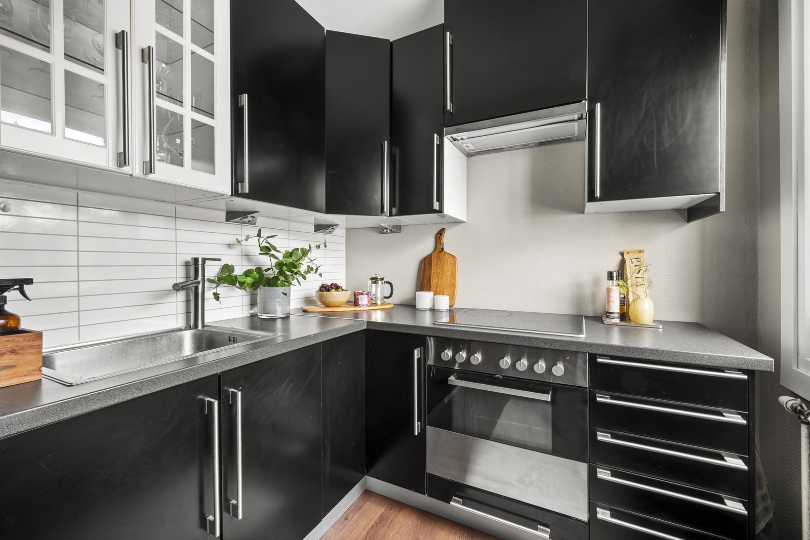 For mange er kjøkkenet det viktigste rommet i boligen. Her er kjøkkenet holdt i en praktisk separat løsning - noe som skaper en egen sone for matlagingen. Galleribilde