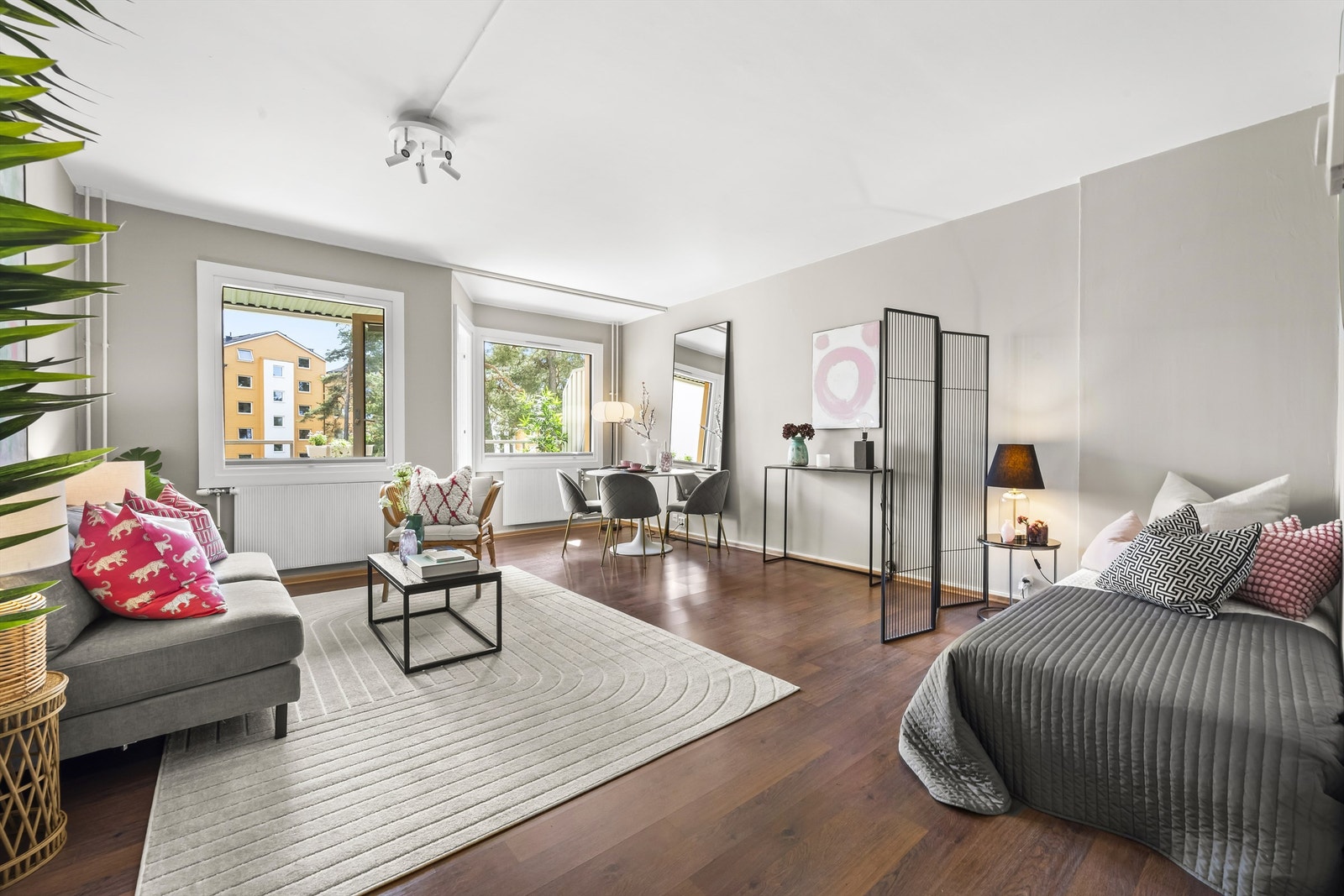 Leiligheten har store vindusflater som gir godt med naturlig lys. Galleribilde