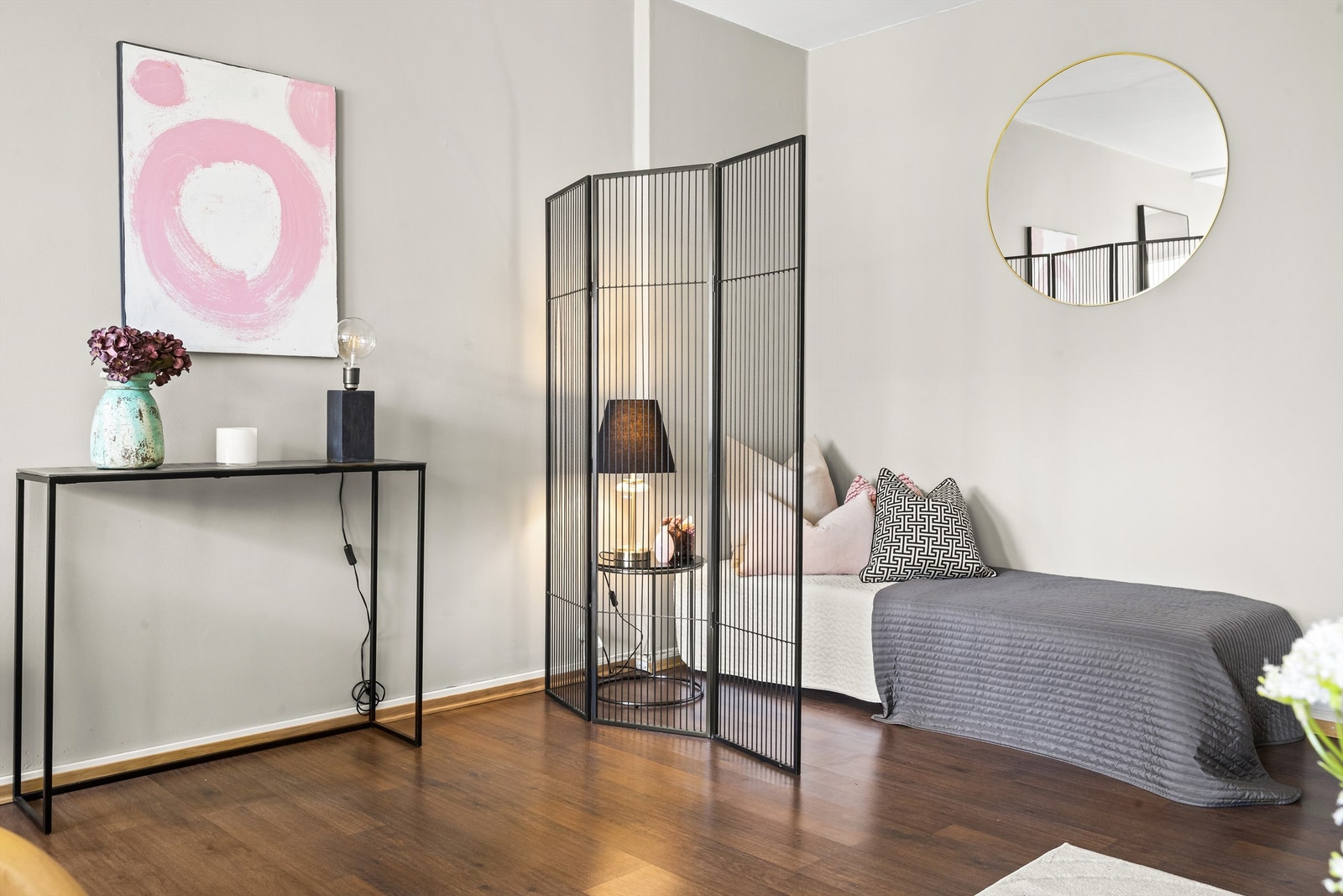 Romslig stue med mulighet for å lage alkoveløsning. Galleribilde