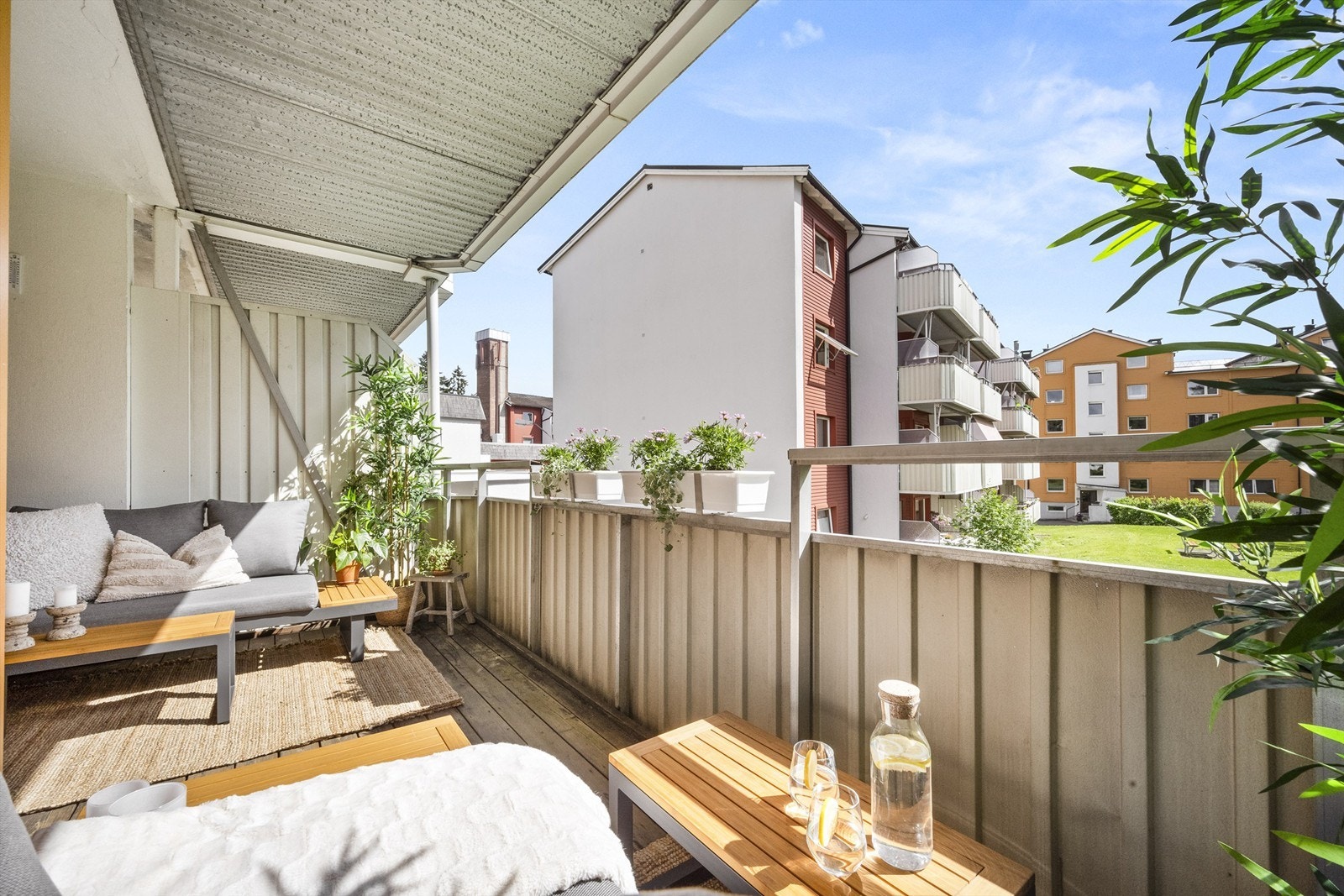 Fra stuen er det utgang til en solrik balkong med god plass til utemøbler og grill. Galleribilde