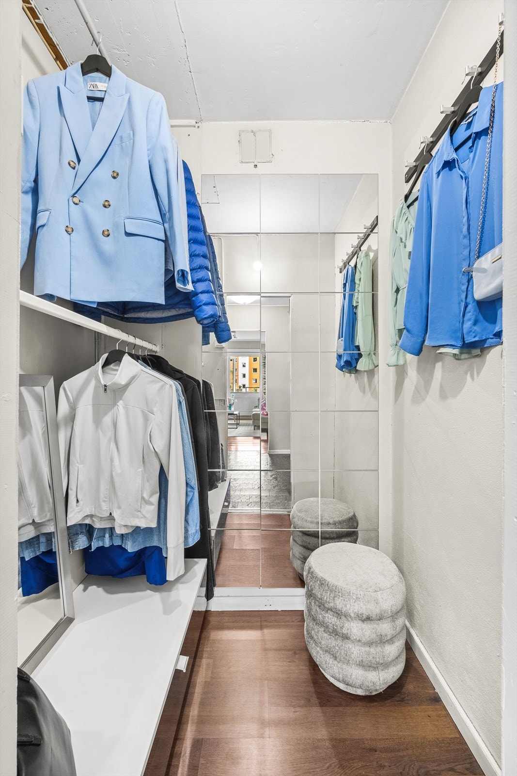 Leiligheten har et praktisk omkledningsrom. Her er det rikelig med oppbevaringsplass! Rommet er opprinnelig byggemeldt som bod og er derfor ikke godkjent for varig opphold. Galleribilde