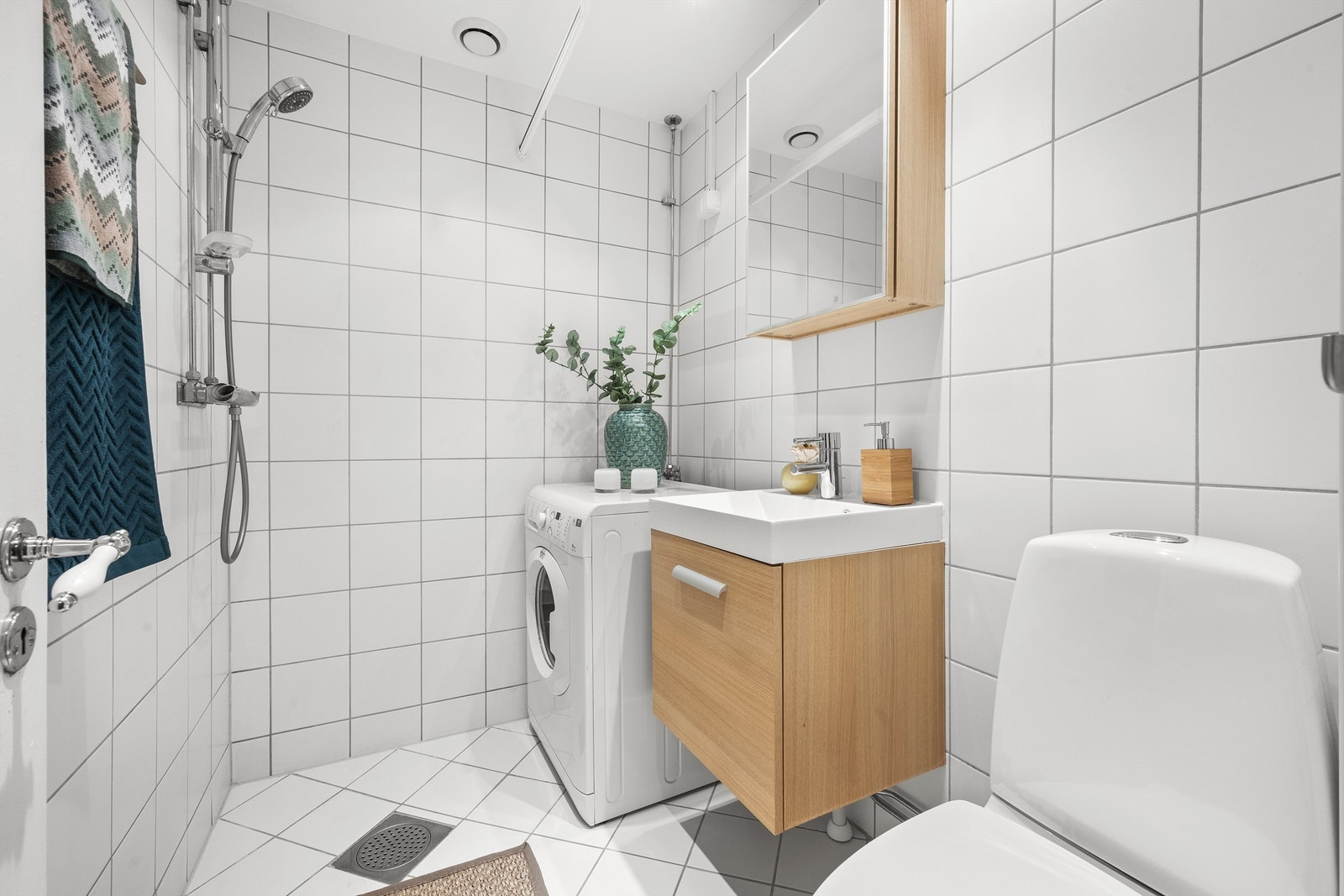 Flislagt bad med pusset opp i regi av borettslaget i 2008, med gulvvarme og downlights. Galleribilde