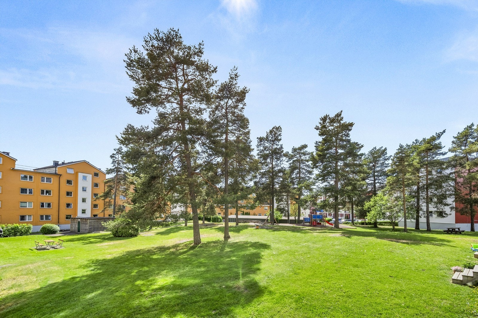 Hyggelig utsyn fra balkongen mot borettslagets fellesområde. Galleribilde