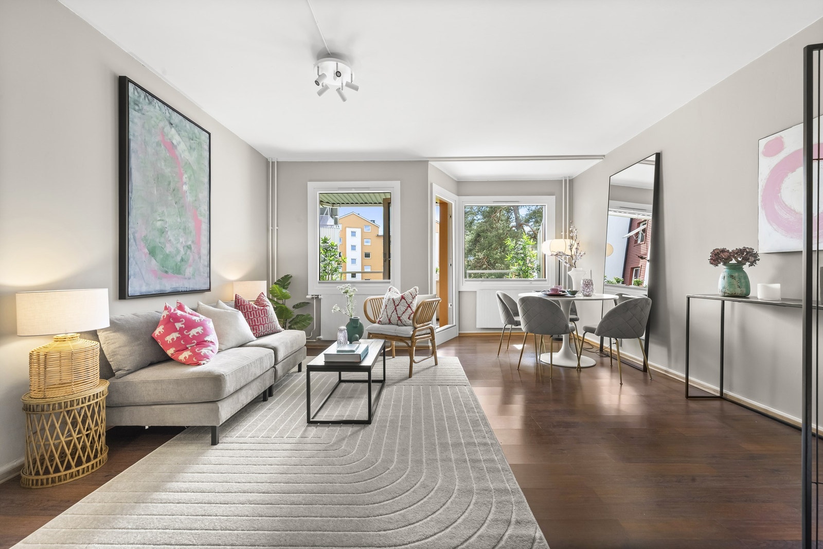 Entré, stue og kjøkken ble malt i mai 2024. Galleribilde