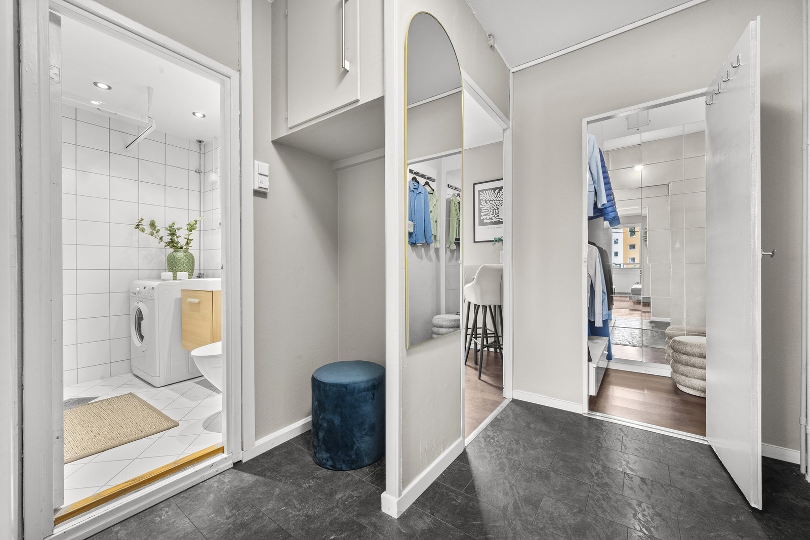 Leilighetens entré er lys og innbydende og gir et godt førsteinntrykk av boligen. Her er det god plass til å henge fra seg yttertøyet og sette fra seg sko. Galleribilde