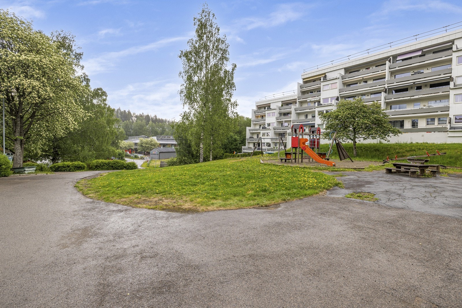 Fellesområder er opparbeidet med asfalterte internveier, plenarealer, trær, diverse beplantning og lekeapparater. Galleribilde