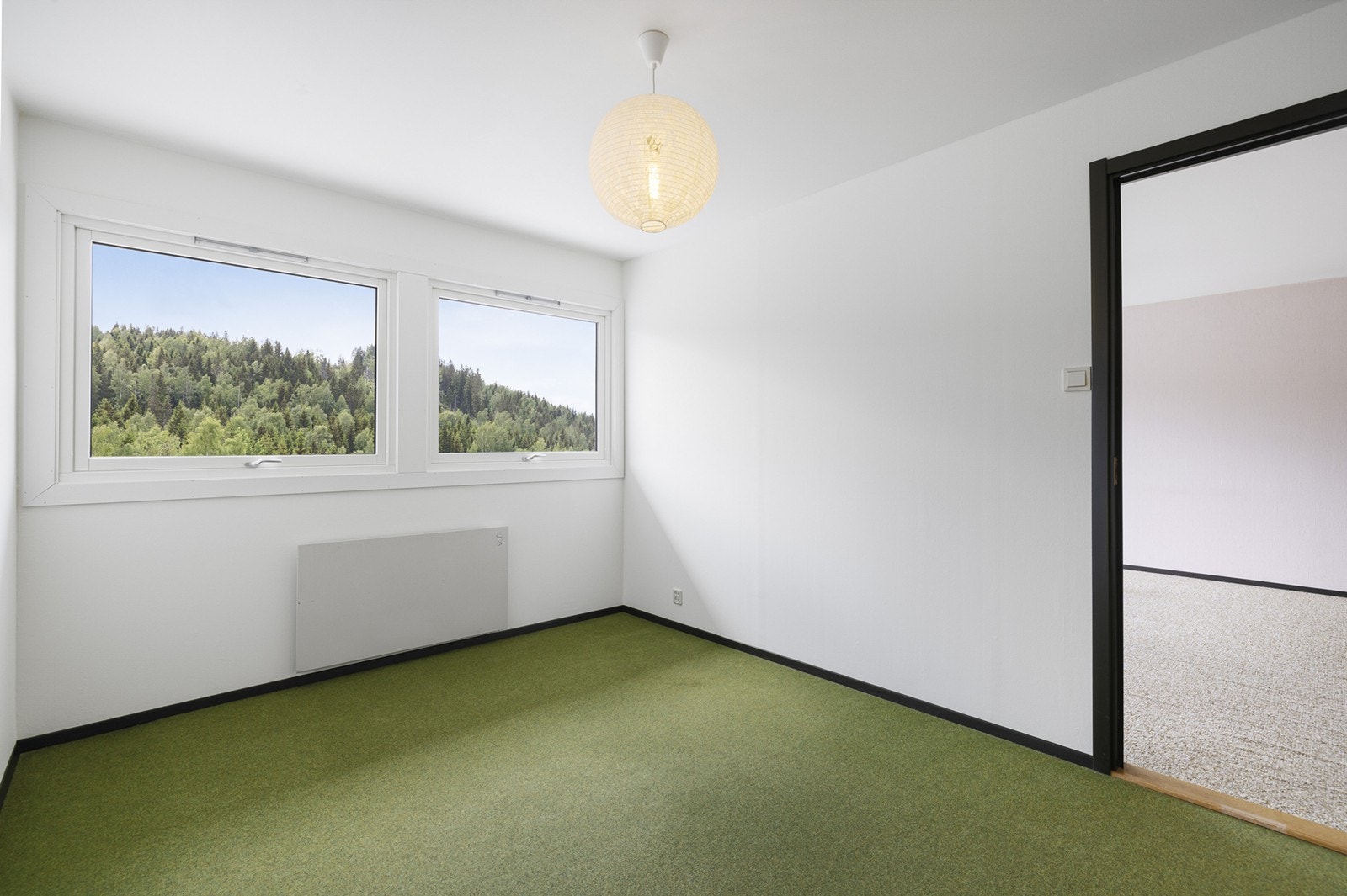 Soverom 1 - Leiligheten har to store soverom med gode vindusflater. Galleribilde