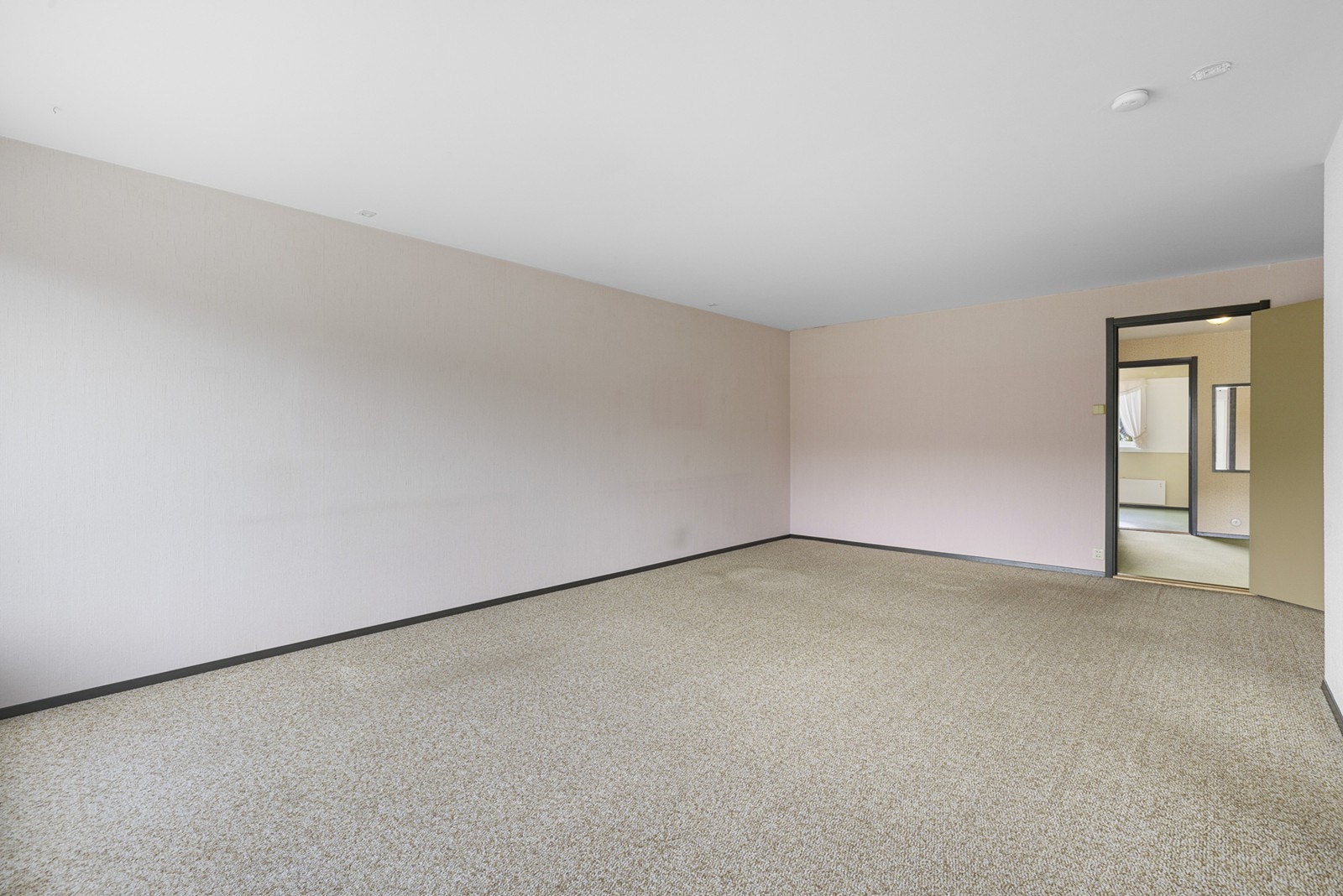 I stuen er det god plass til å innrede med sofagruppe, spisebord, medievegg og annet møblement. Galleribilde
