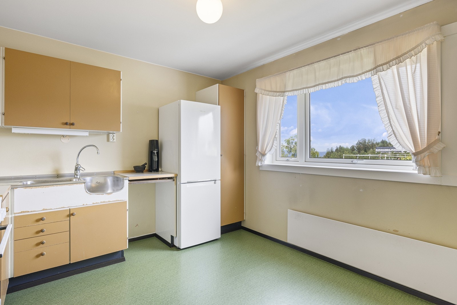 Her er god plass til å innrede med et spisebord foran vinduet. Galleribilde