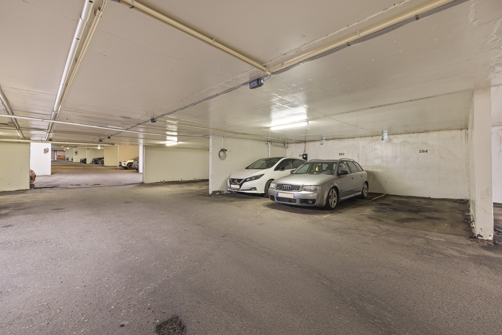Det medfølger en fast parkeringsplass i felles garasjeanlegg. Galleribilde