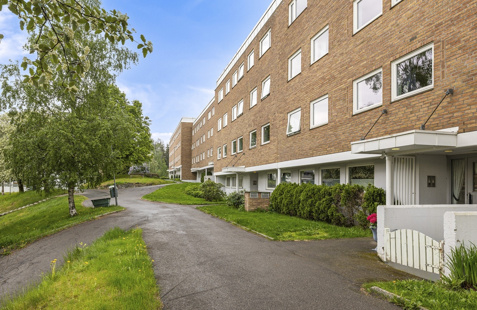 Leilighetene har adkomst via felles oppgang, og har en fin beliggenhet i fjerde etasje, i byggets øverste etasje. Galleribilde