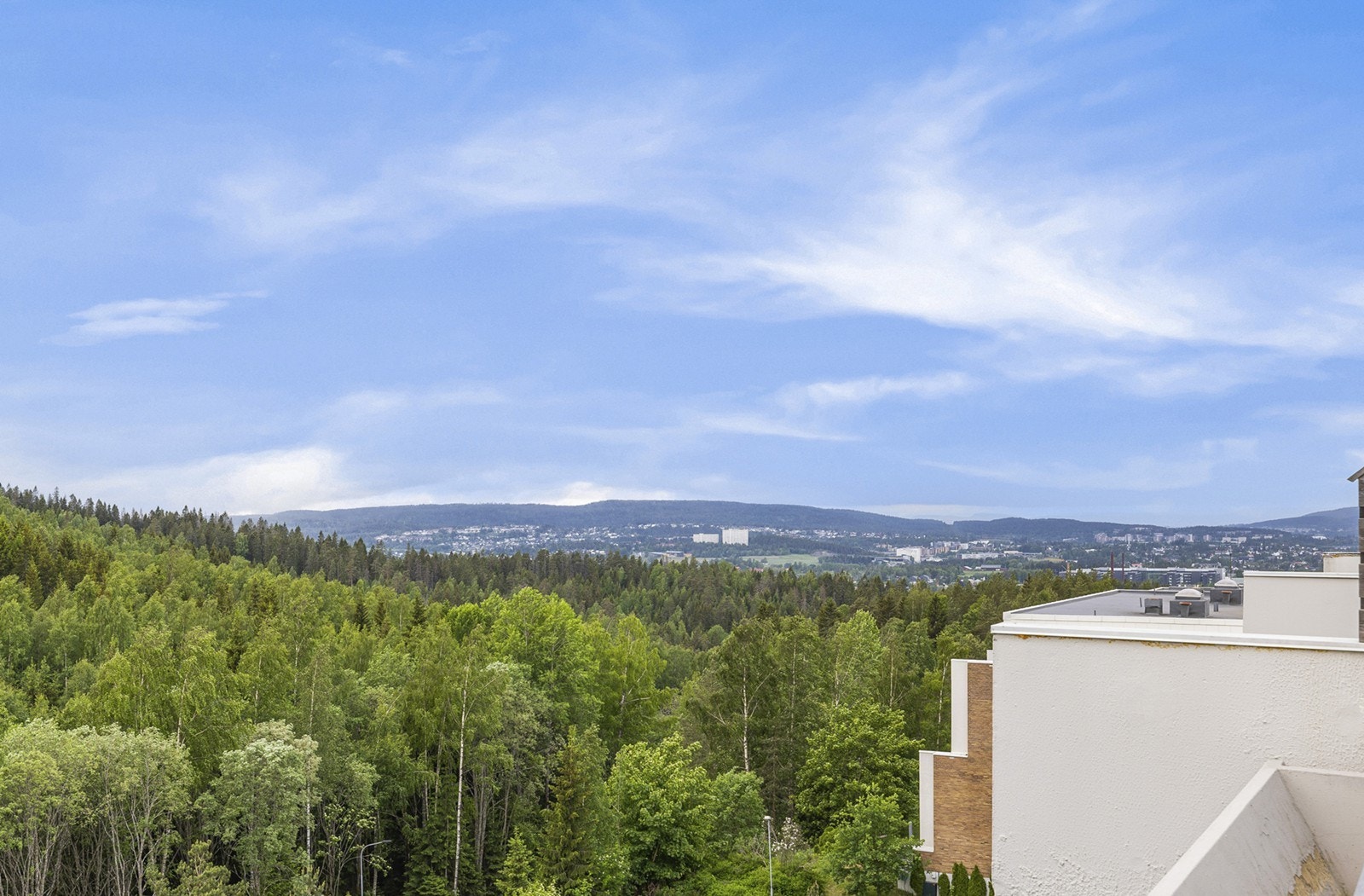 Terrassen er på hele 17 kvm med flott utsikt og gode solforhold. Galleribilde