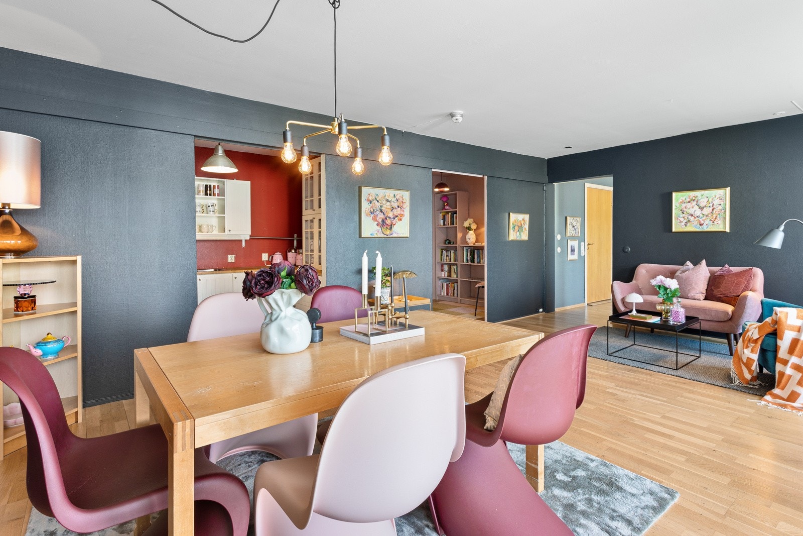 Leiligheten har et unikt fargevalg som setter særpreg og oppleves lunt. Galleribilde