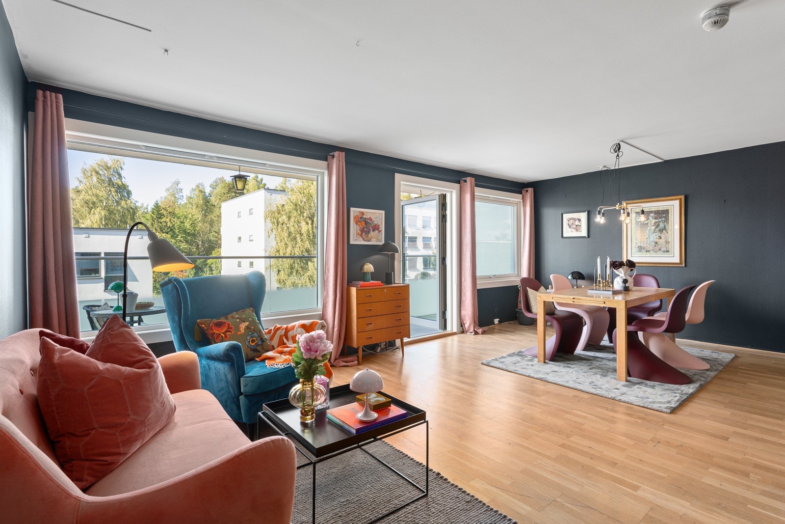 Lys og stor stue med flere møbleringsmuligheter. Galleribilde