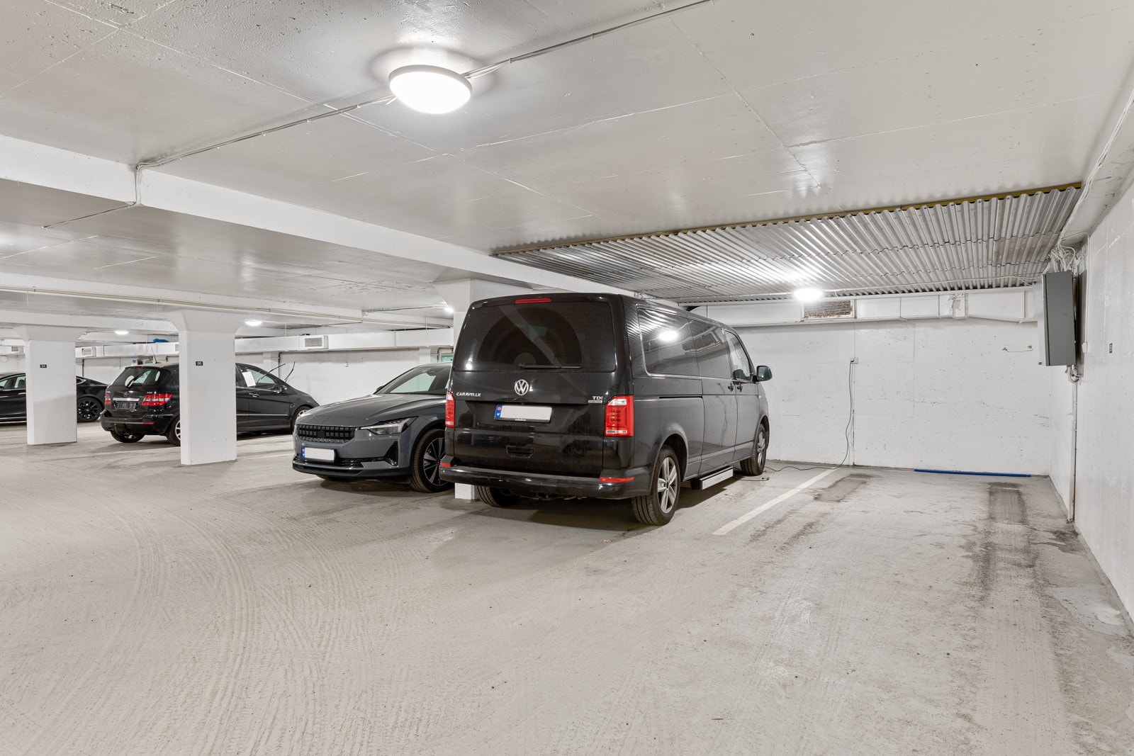 Leiligheten disponerer en garasjeplass i felles garasjeanlegg. Plassen er markert nr. 99, med mulighet for innstallere elbillader. Galleribilde