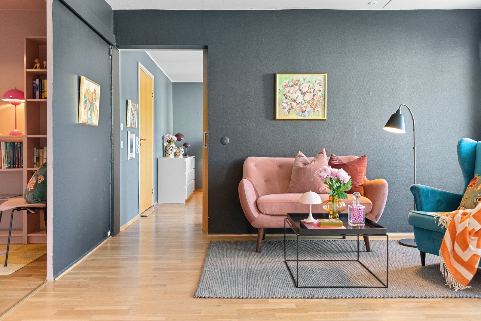 Stuen ligger vestvendt og den høye plasseringen i femte etasje gir lite innsyn. Galleribilde