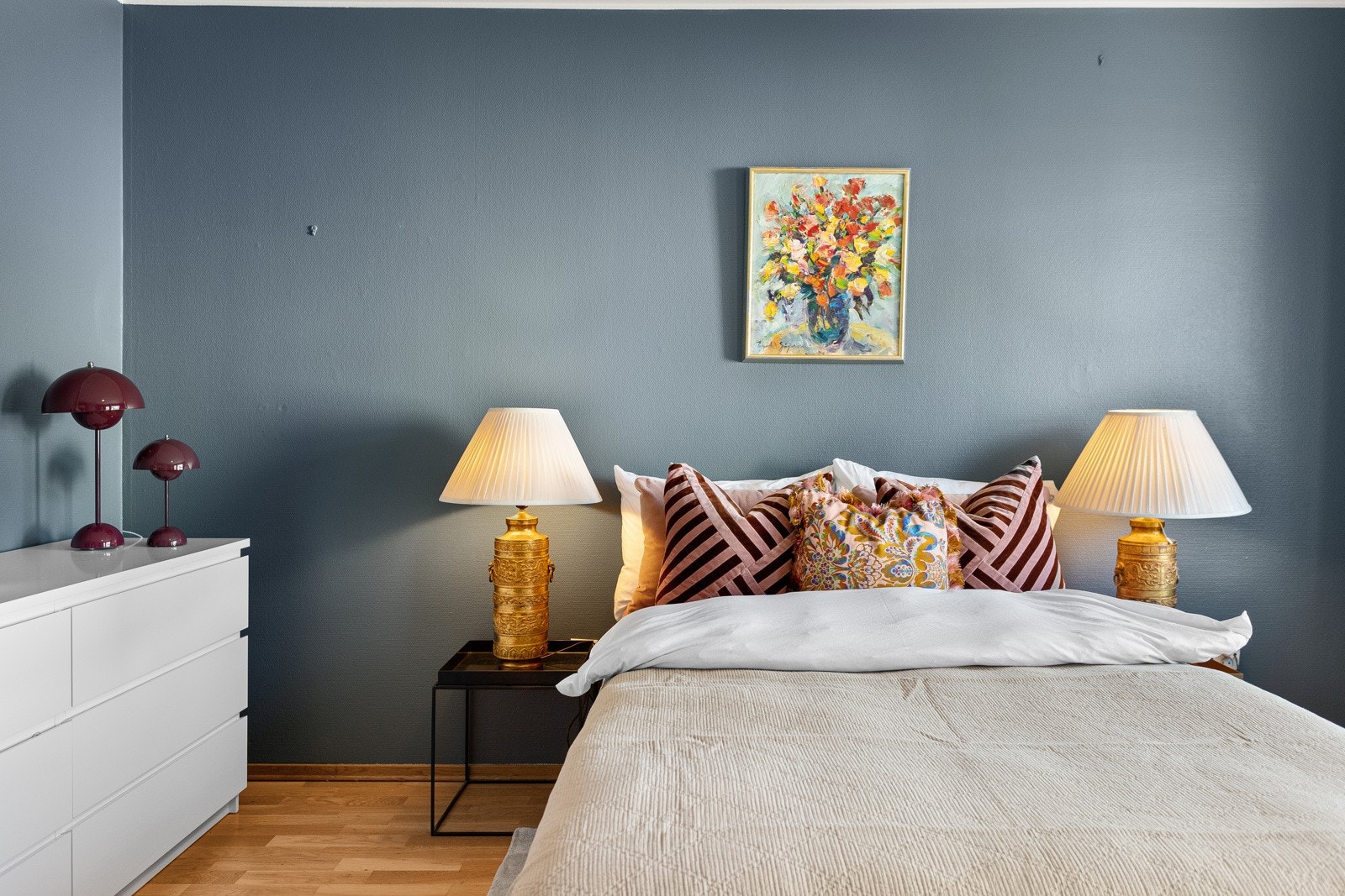 Det er god plass til både dobbeltseng og nattbord i rommet. Galleribilde