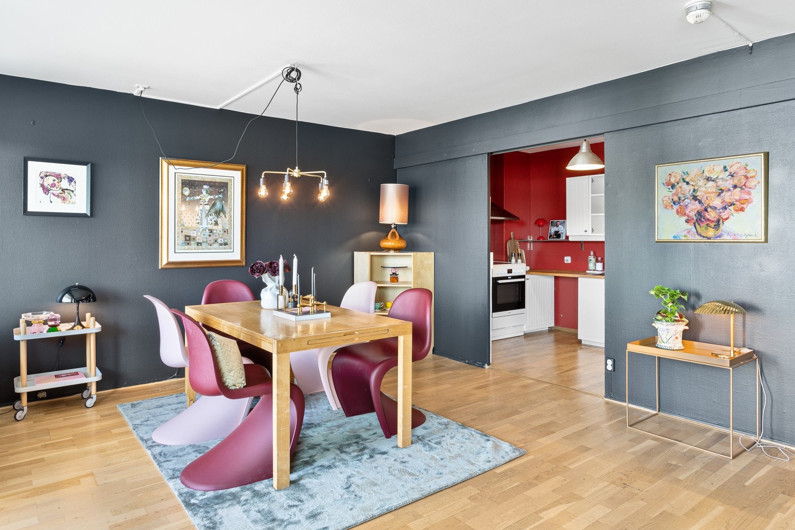 Kjøkkenet ligger direkte tilknyttet stuen, så det er enkelt å dekke på. Galleribilde