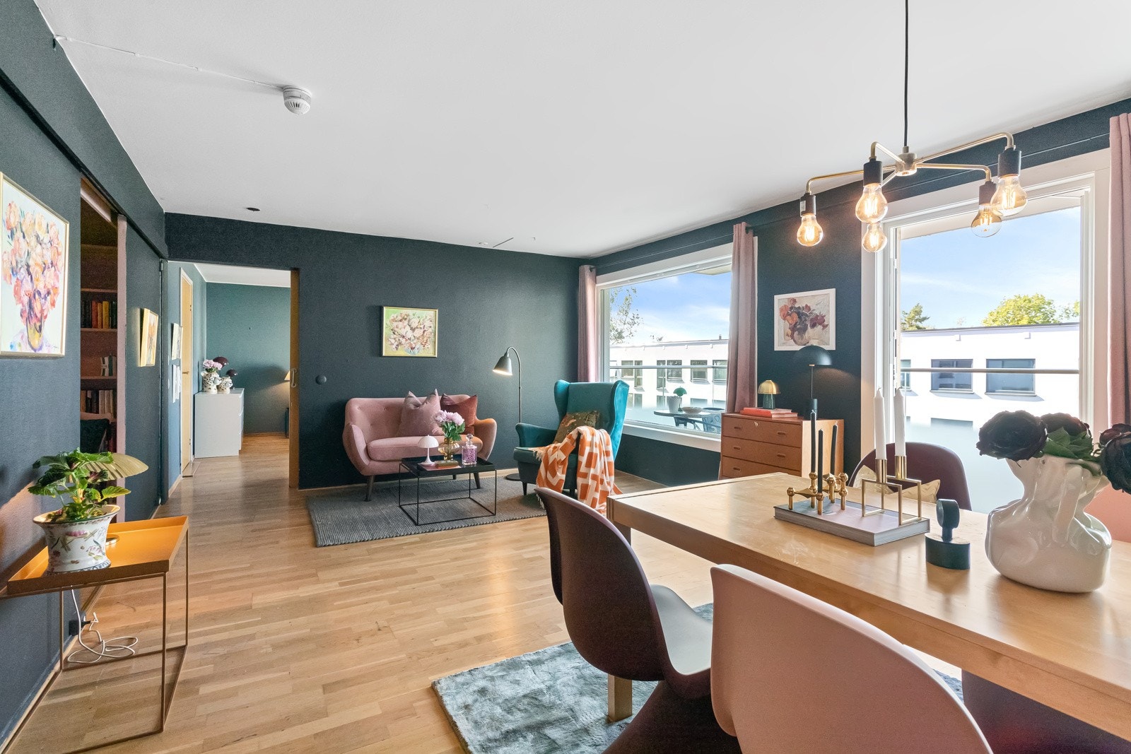 Stuen har et møbleringsvennlig areal med god plass til både sofa og spisebord. Galleribilde