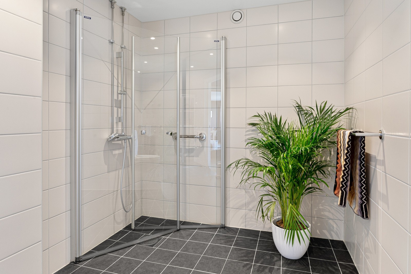 Servanten er fra 2020 og det er innfellbare glassvegger i dusjen. Galleribilde