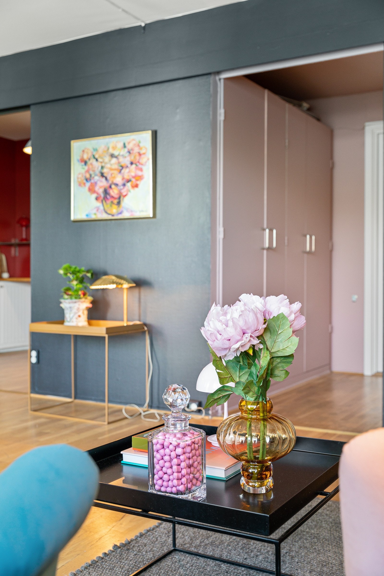 Entreen er innredet med firedørs garderobeskap. Galleribilde