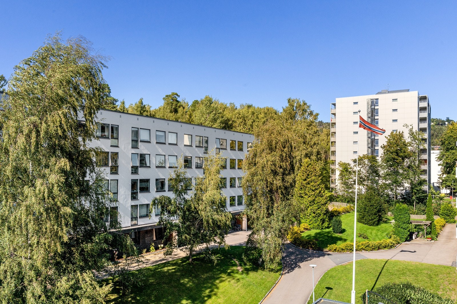 Nærområdet er grønt og rolig, men meget sentralt. Det er ca. 4 min å gå til buss og 7 min til T-bane. Galleribilde