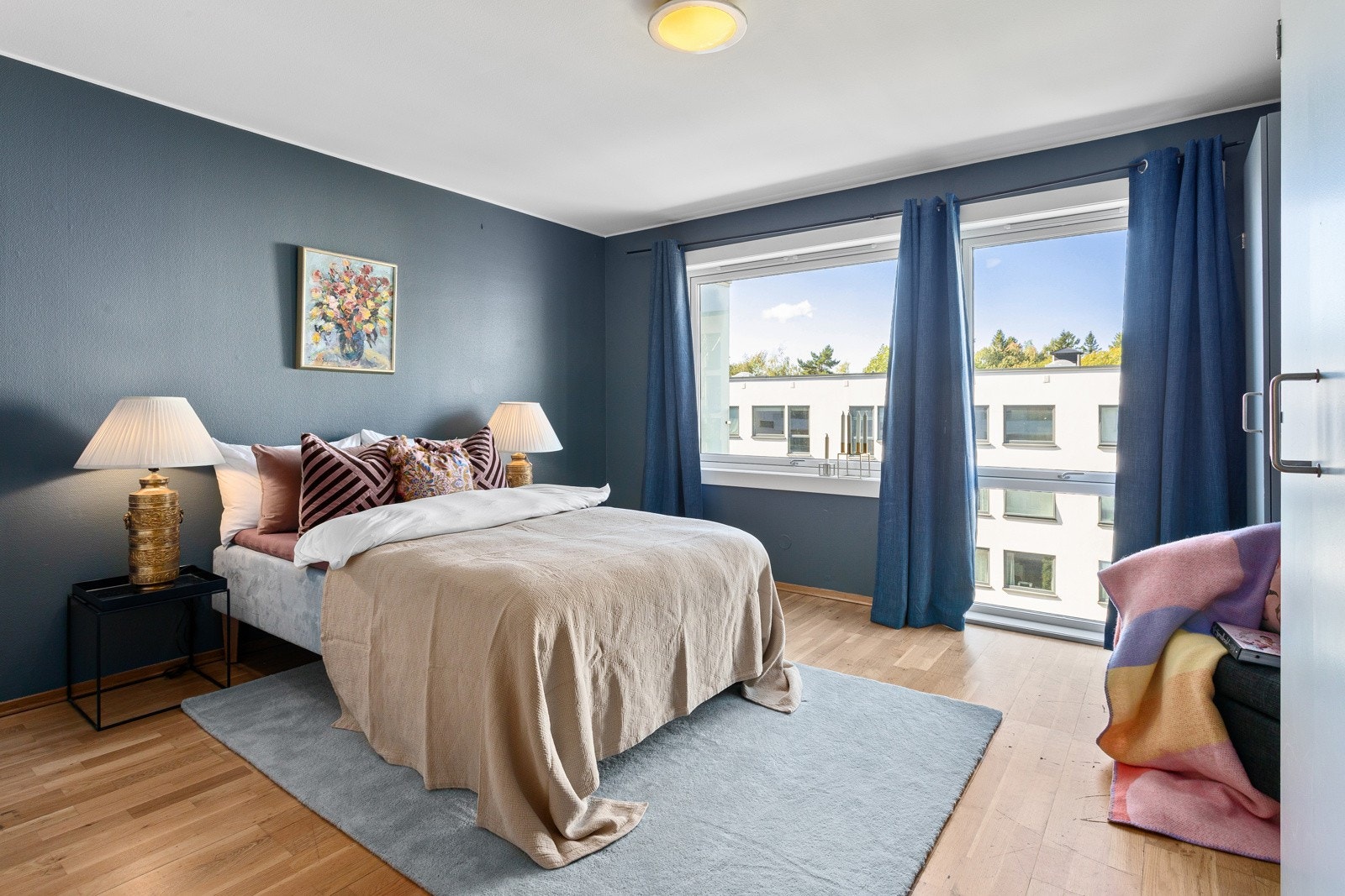 Soverommet har en god størrelse og meget gode vindusflater mot vest. Galleribilde