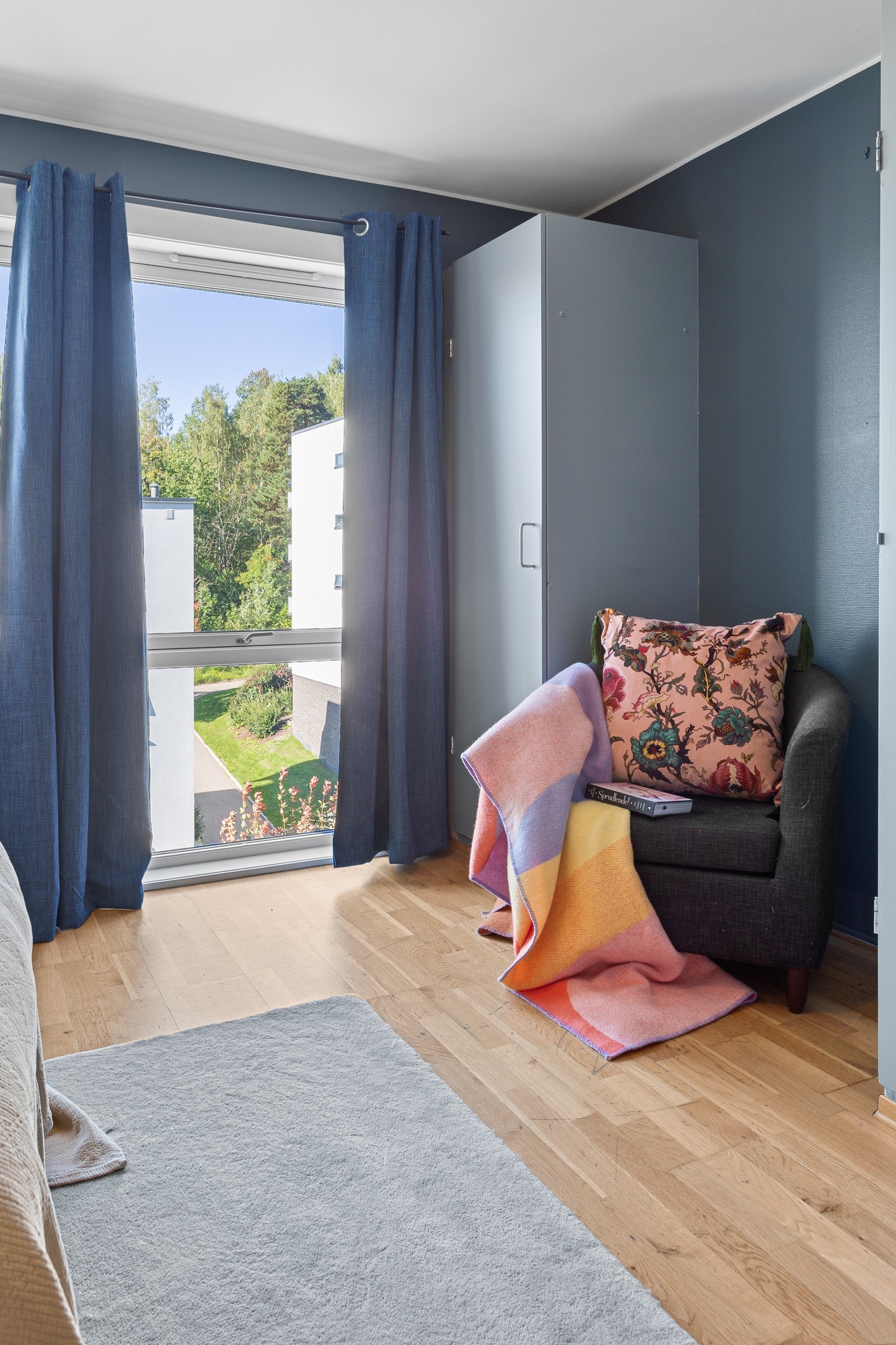 Fra vinduene er det utsyn til grønne fellesarealer. Rommet har plassbesparende skyvedør til stuen. Galleribilde