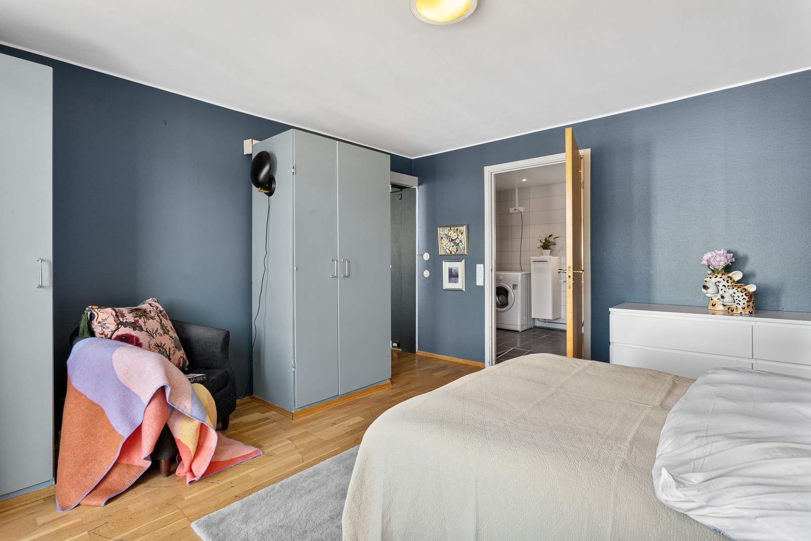 Soverommet har to garderobeskap og ligger i suite med badet. Galleribilde