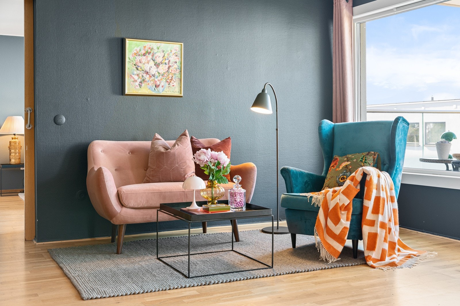 Store vinduer fra 2020 gir rikelig med dagslys til rommene. Galleribilde