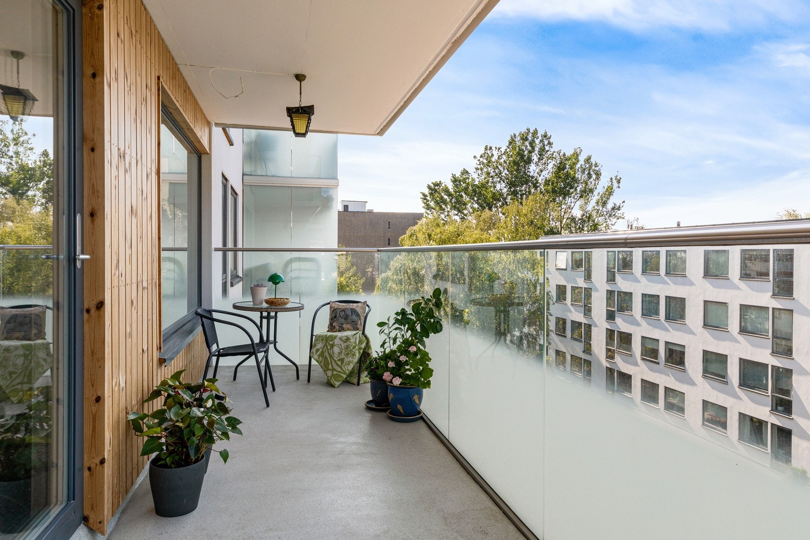 Velkommen til Hovseterveien 68 B, en romslig 2-roms i femte etasje med heis. Romslig stue med store vinduer og direkte utg. til flott balkong. Solrik, nyere rehabilitert balkog. Galleribilde