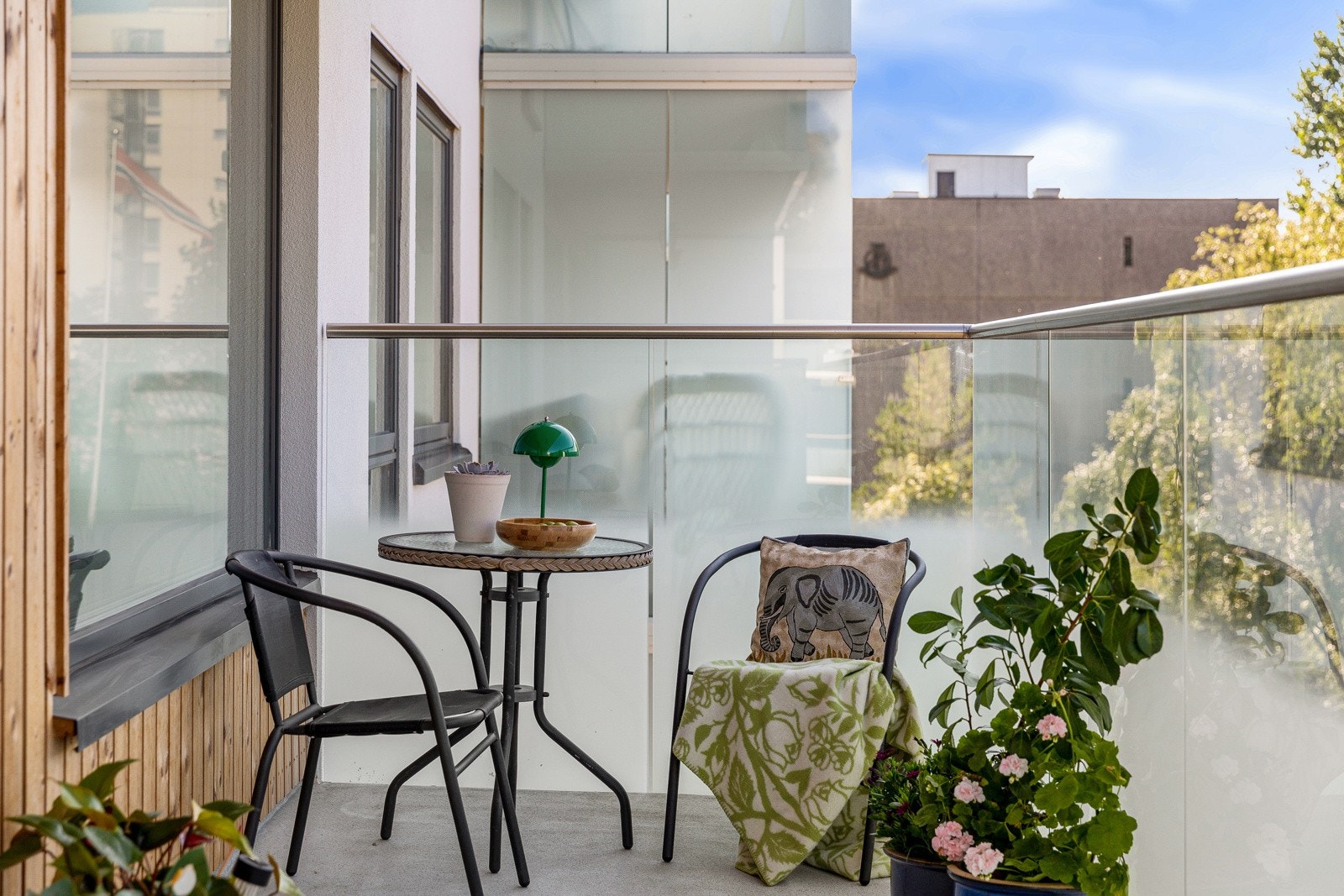 Leiligheten har en solfylt balkong på ca. 11 kvm med overbygg og rekkverk i frostet glass. Balkongen har god plass til møbler og er en herlig forlengelse av stuen i sommerhalvåret. Galleribilde