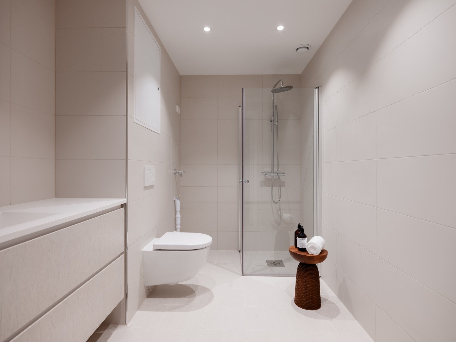 Delikat og eksklusivt bad med god finish og gjennomførte farge- og materialvalg. Galleribilde