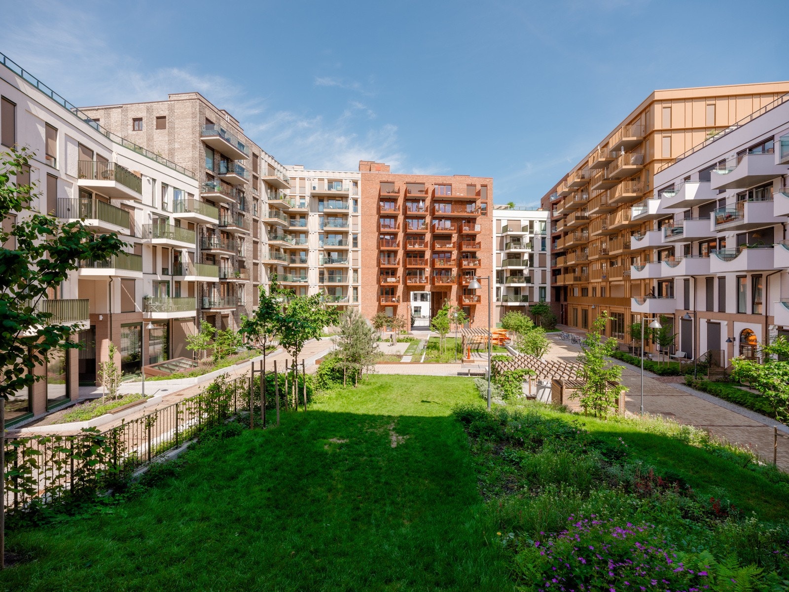 Idyllisk gårdsrom med naturskjønn beplantning. Galleribilde
