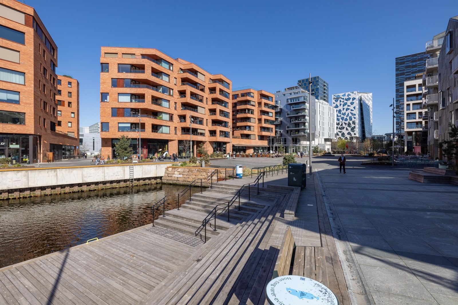 Rett utenfor døren har du tilgang på et mangfold av servicetilbud. Det kommer også en flott Menybutikk i Clemenskvartalet. Galleribilde