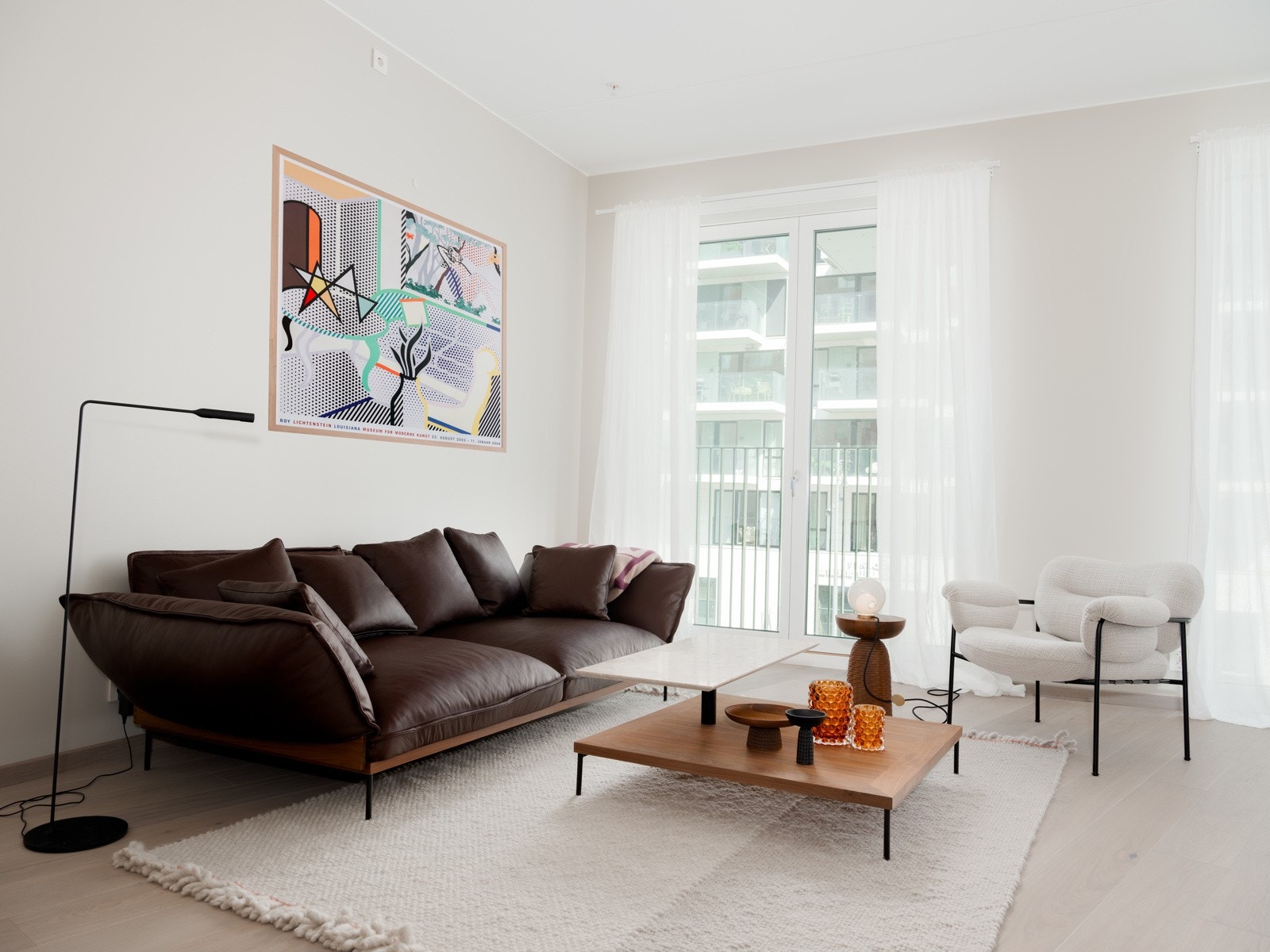 Svært god romfølelse med takhøye vindusflater, ca. 2,9 m i takhøyde og fransk balkong. Leiligheten ligger i en svært høy 2. etg (oppleves som 3. etg). Galleribilde