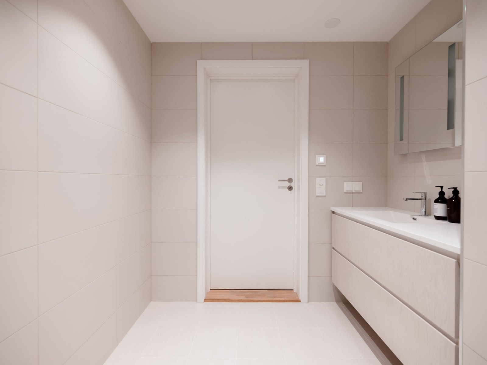 Nybygg fra 2023 med påkostede materialvalg og strøken standard. Galleribilde