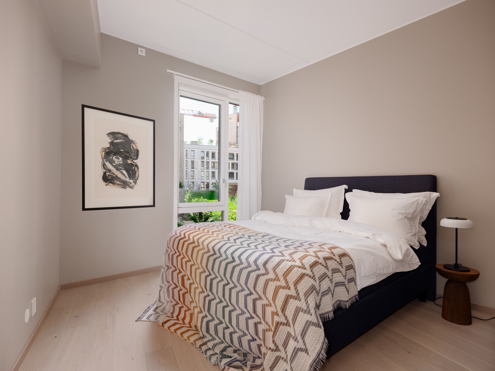 Romslig hovedsoverom med optimale lysforhold. Galleribilde