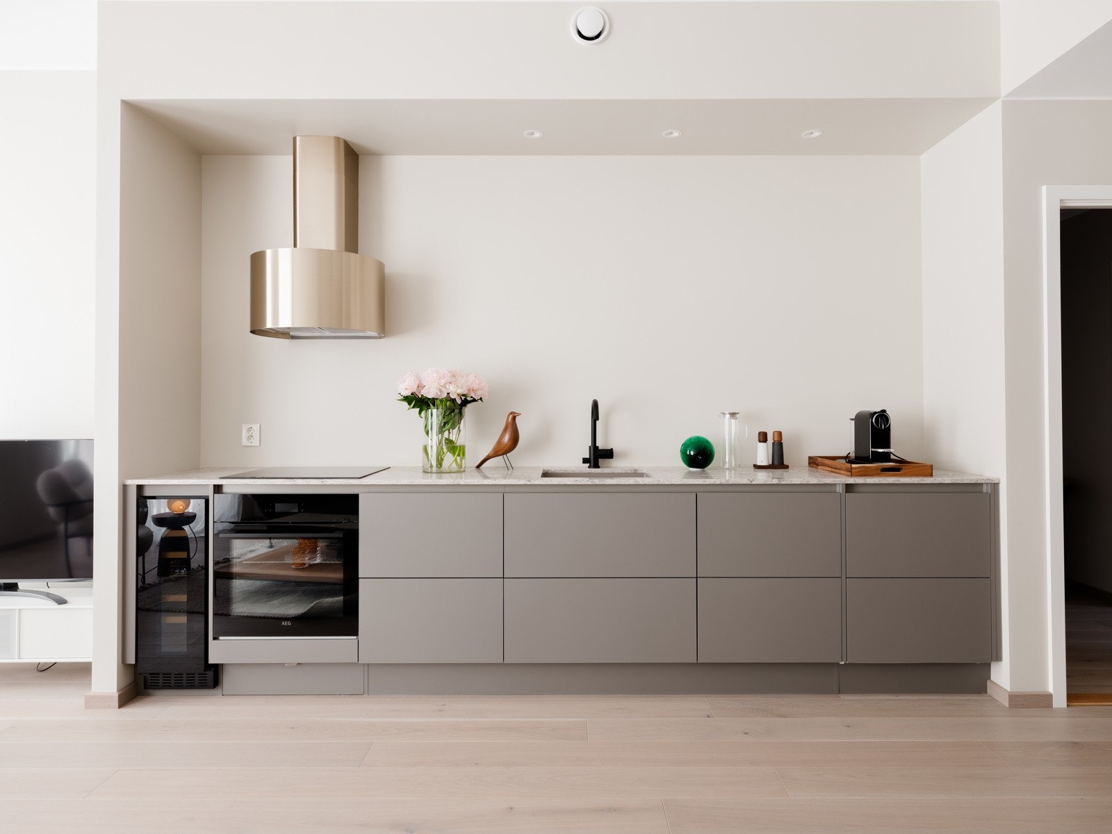 Gjennomført og delikat leilighet fra 2023 med fremtidsrettede løsninger, ny teknologi og 5 års garanti. Galleribilde