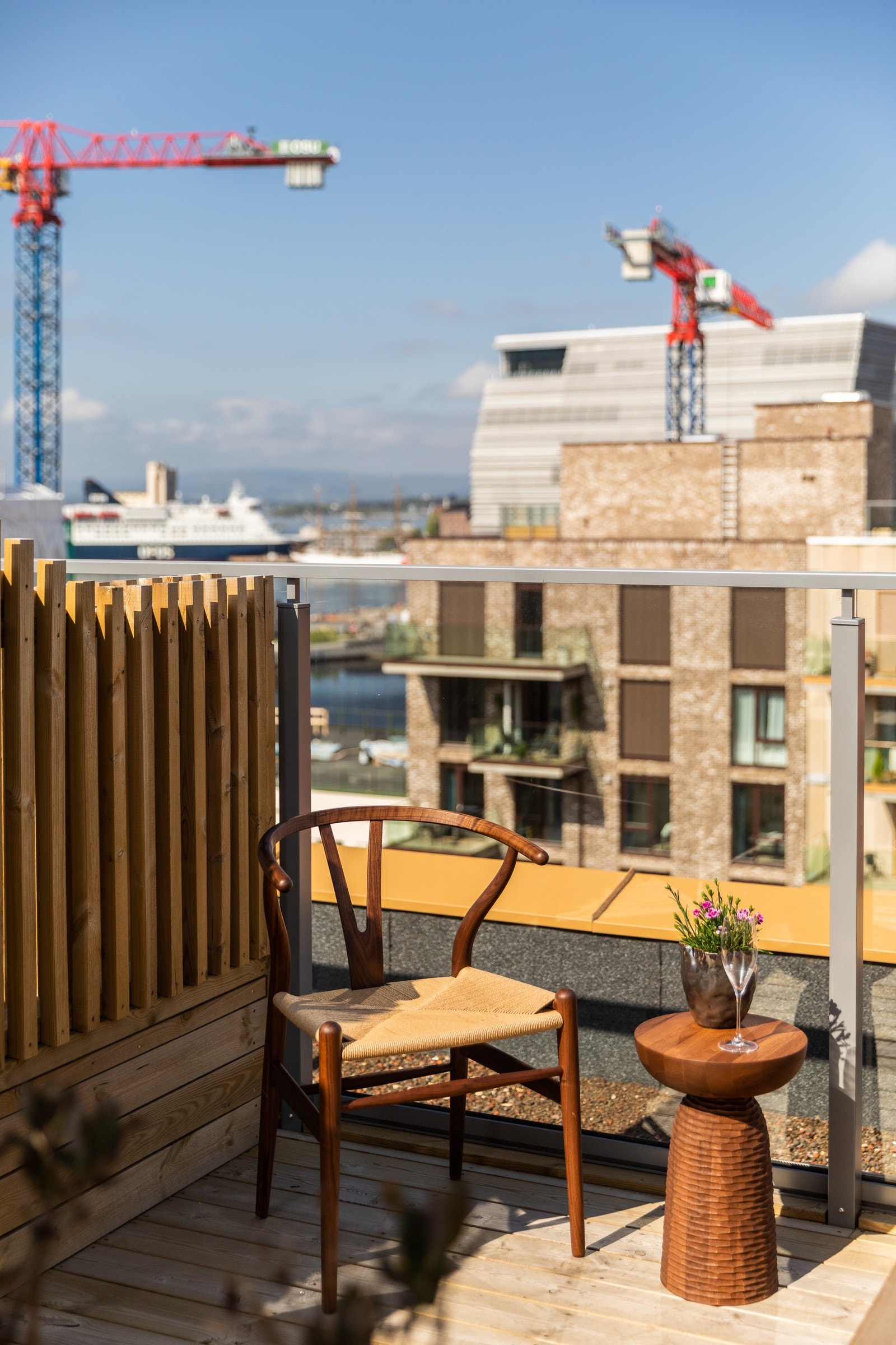 Optimale sol- og utsiktsforhold og rikelig med plass til utemøblement. Galleribilde