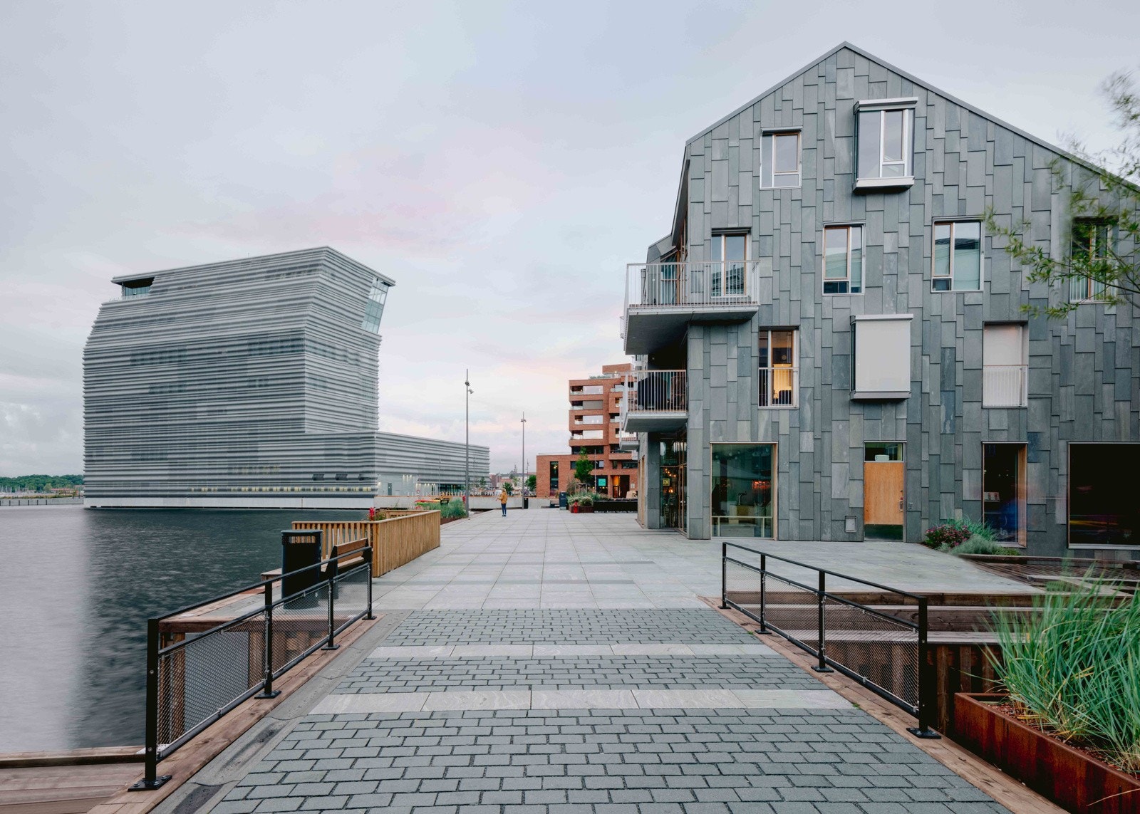 I dag er det en flott Meny butikk og vinmonopol i kjelleren. Spa kommer også i byggets kjeller. Det kommer også treningssenter i 1. etasje. Galleribilde