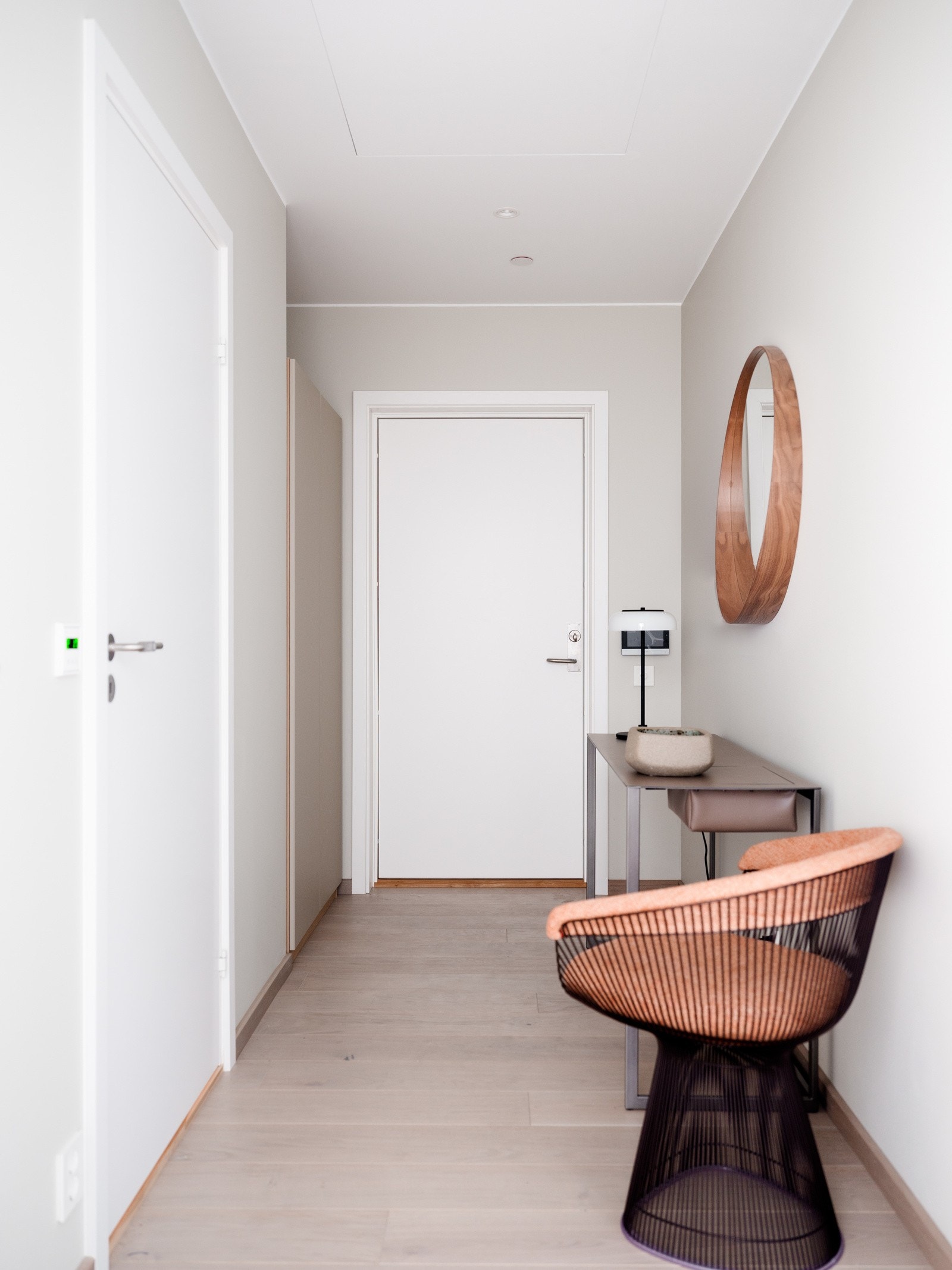 Lys og innbydende entré med velegnet plass til oppheng av yttertøy. Galleribilde