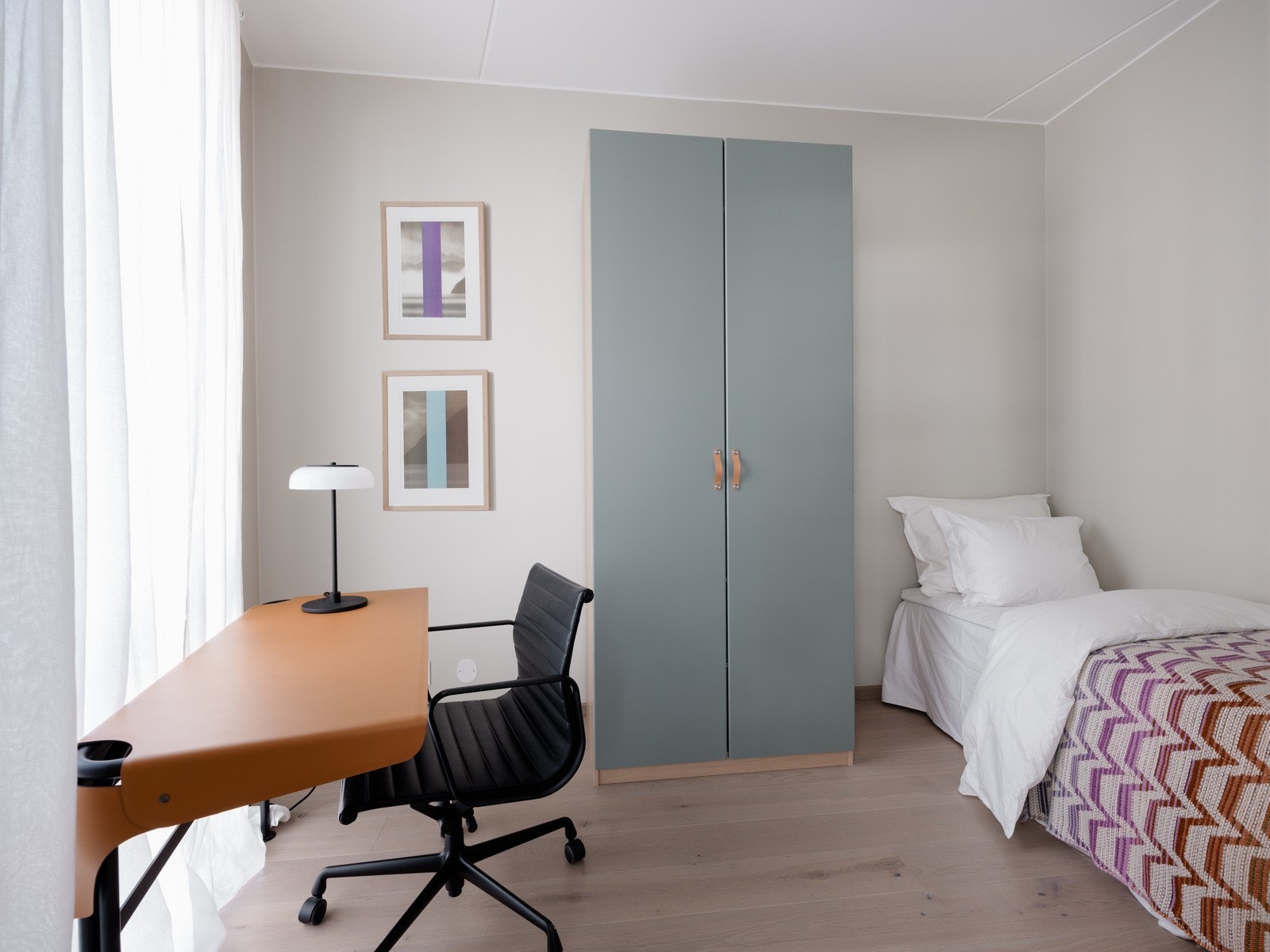 Soverom 2 er også av god størrelse med plass til seng, garderobe og hjemmekontor. Galleribilde