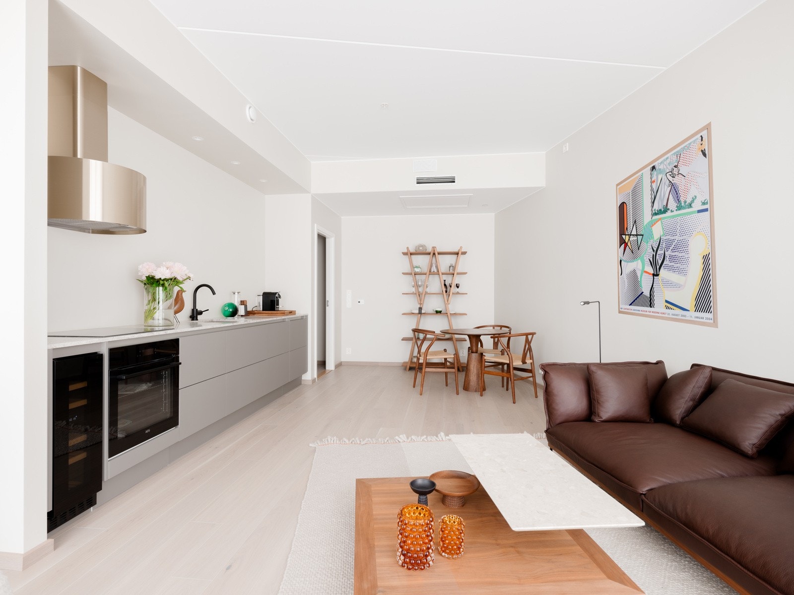 Unik beliggenhet i nærhet til vannspeilet. Fra takterrassen har man også fantastisk fjordutsikt. Galleribilde