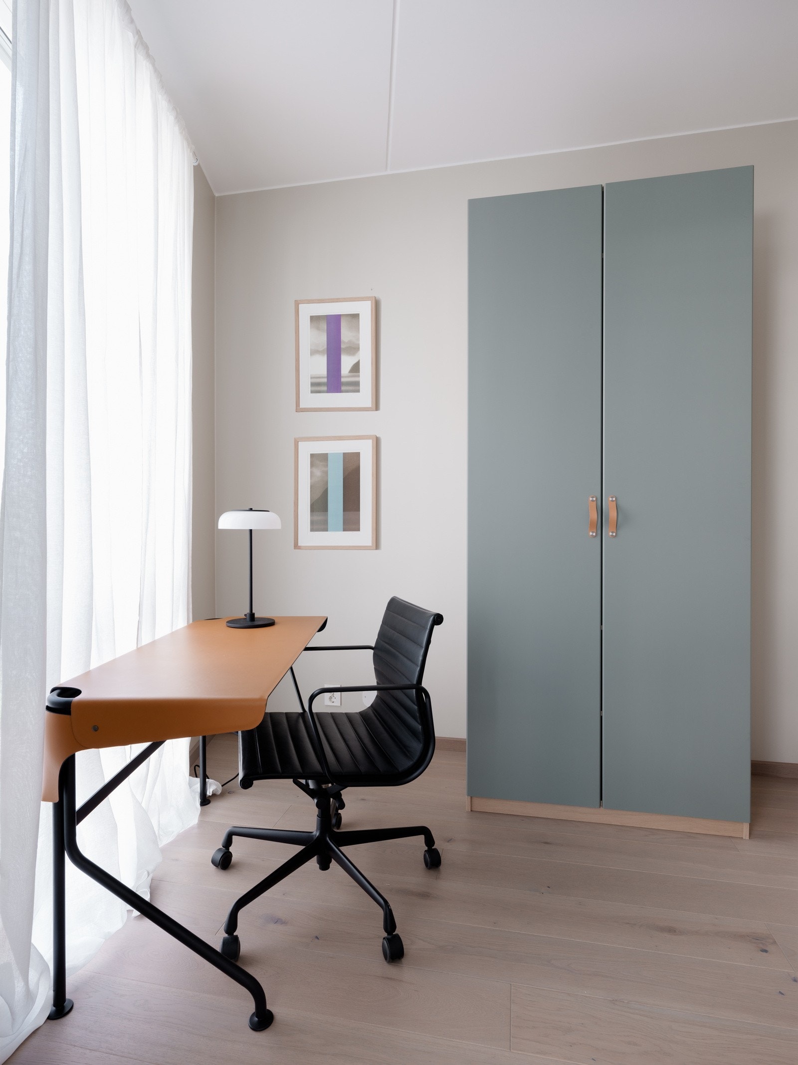 Énstavs eikeparkett på gulv i samtlige oppholdsrom. Galleribilde